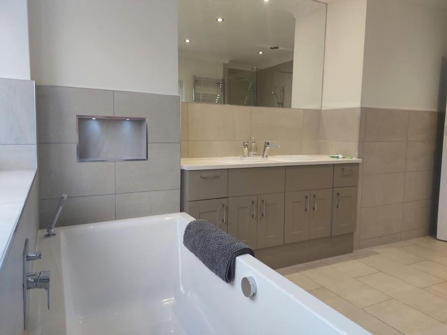 Beach House, With Bbq Lodge And Hot Tub! Bournemouth Exteriör bild