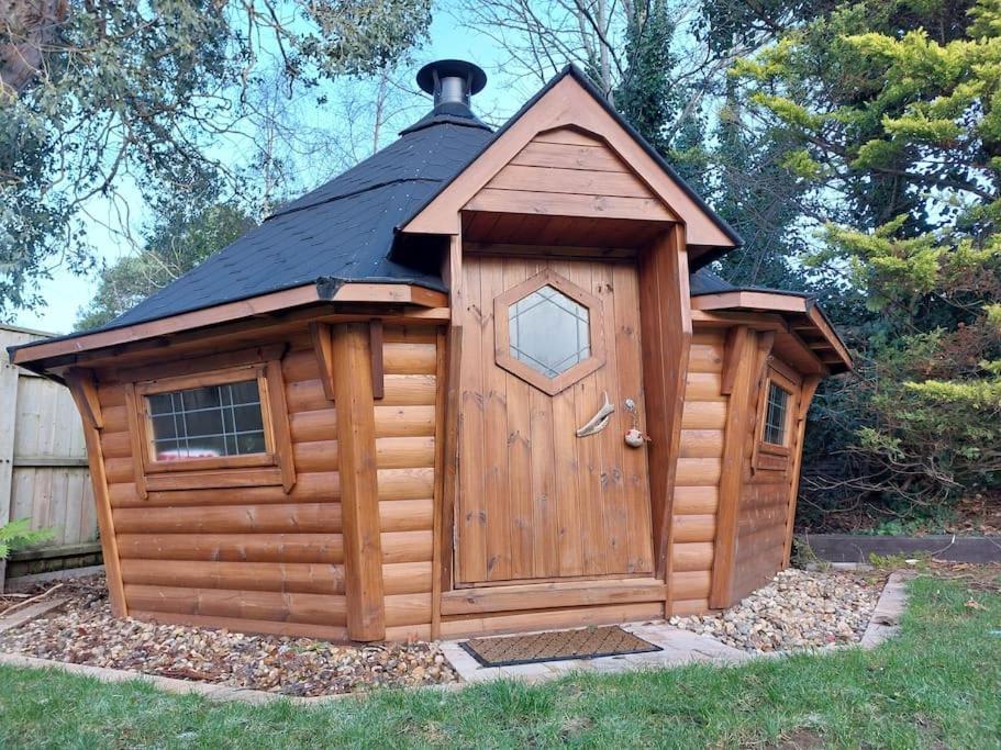 Beach House, With Bbq Lodge And Hot Tub! Bournemouth Exteriör bild