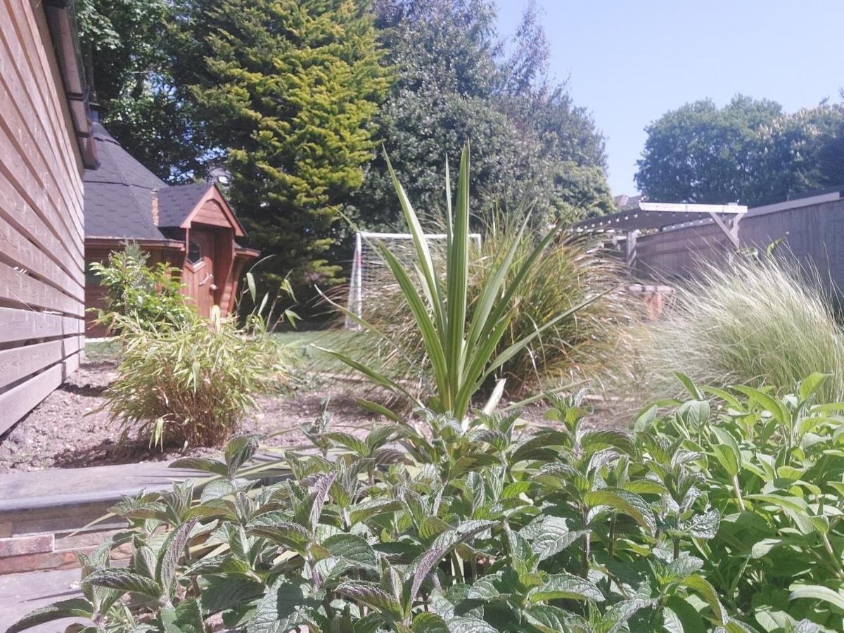 Beach House, With Bbq Lodge And Hot Tub! Bournemouth Exteriör bild